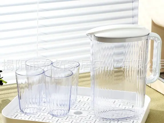 [182937.MO] Plastic jugs with 4 cups